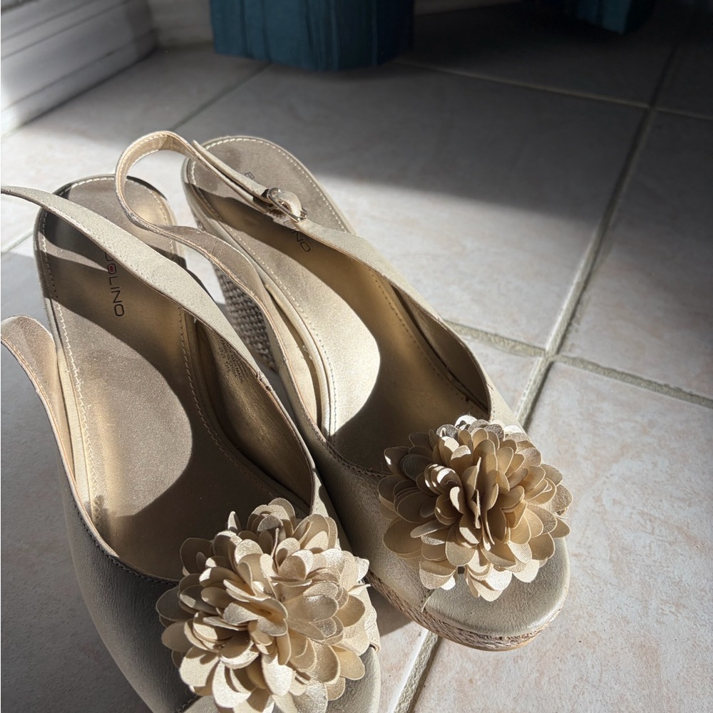 Bandolino Beige Floral Slingback Heels